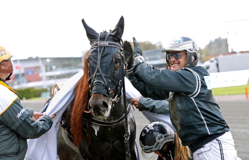 Robert Bergh tackar Power efter segern i Svenskt Travkriterium 2019. Foto: Maria Holmén, TR Bild Foto av Kanal 75